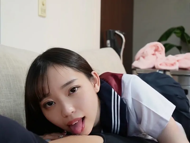 Học sinh nữ ngây thơ bị tên ba cóc chọc chuối giả vào lồn